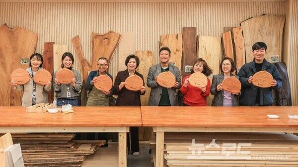 신계용 시장이(왼쪽 네 번째) 28일&nbsp; '과천시 나눔목공소'에서 목공 체험을 마치고 기념촬영을 하고 있다./사진=신계용 시장 페이스북