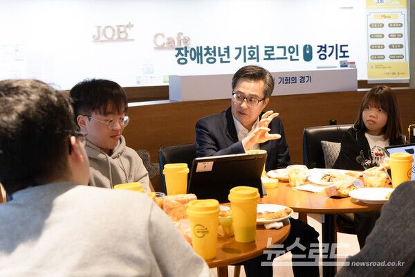 28일 오전 강남대학교에서 열린 장애청년 기회 로그IN행사에서 김동연 경기도지사와 강남대 아이큐브 동아리 학생들이 오찬 간담회를 하고 있다./사진=경기도