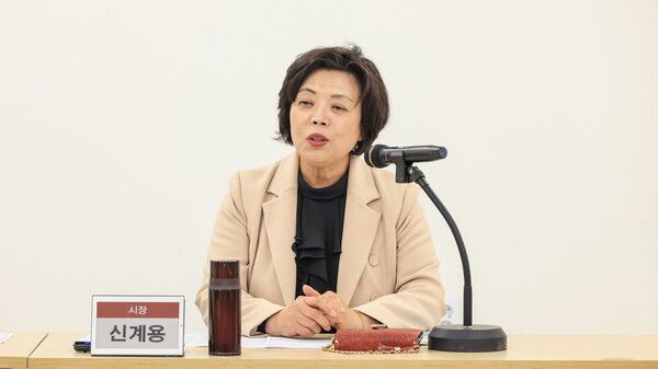 신계용 시장이 과천시 민원 담당 공무원 간담회에서 인사말을 하고 있다./사진=과천시