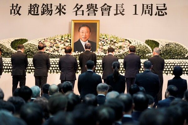 29일 서울 마포구 효성 마포본사에서 열린 고 조석래 효성 명예회장 1주기 추모식에서 조현준 효성 회장(왼쪽에서 두 번째) 및 조현상 HS효성 부회장(왼쩍에서 네 번째) 등 유가족이 헌화 후 묵념을 하고있다/사진제공=연합뉴스