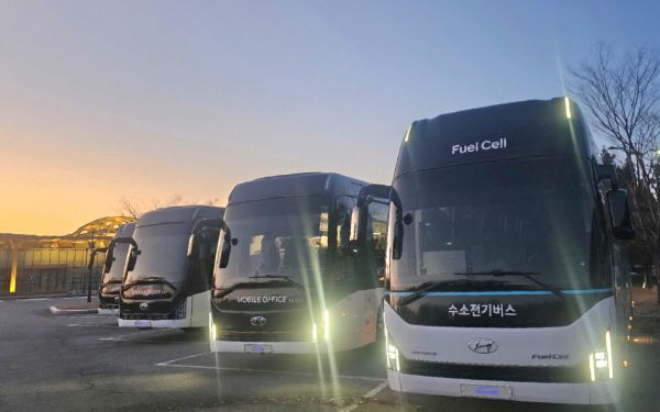 여명을 받으며 의전용 수송 차량들이 대기하고 있다. [사진=그라운드케이]