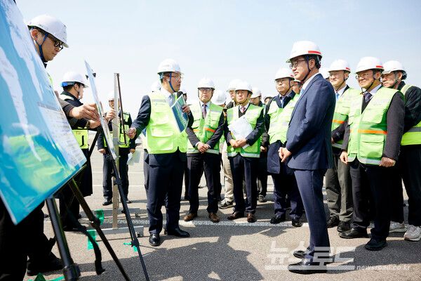 31일 오후 평택항 동부두에서 김동연 경기도지사가 자동차 수출 및 부두 현황 브리핑을 보고 받고 있다./사진=경기도&nbsp;