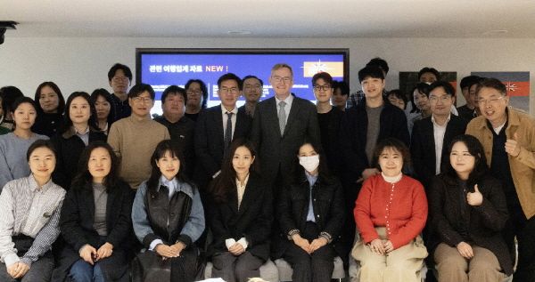 참석자들이 기념 촬영을 하고 있다. [사진=영국관광청]