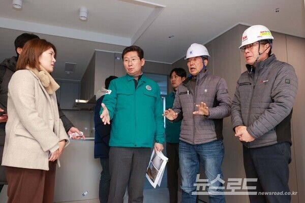 이상일 용인특례시장이 경남아너스빌디센트 건설 현장을 방문해 하자보수 상황을 살피고 있다./사진=용인시