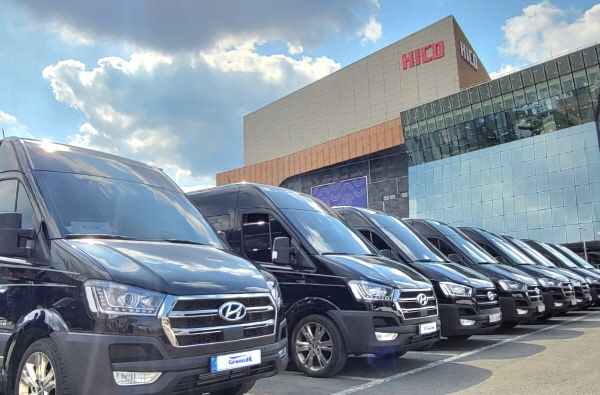 경주화백컨벤션(HICO)에 대기중인 의전용 밴 차량들 [사진=그라운드케이]
