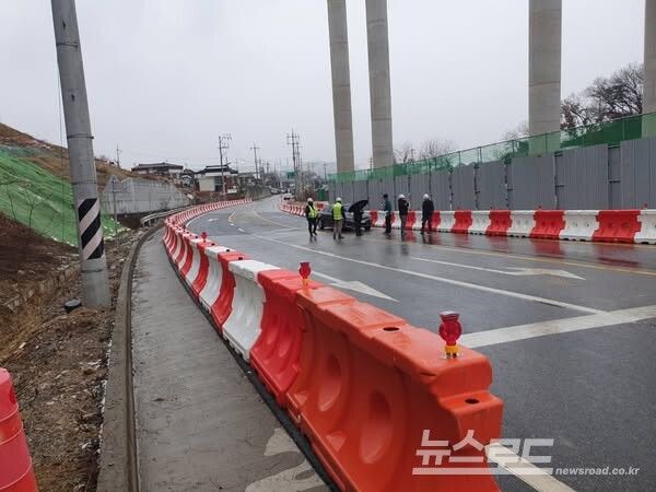 지난달 25일 서울세종고속도로 세종-포천 포천방향 구간 청룡천교 붕괴 현장. 현재는 붕괴된 건축물을 철거하고 가로 막힌 길이 개통된 모습./사진=김보라 시장 페이스북