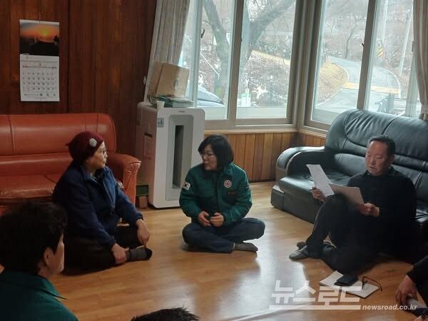 김보라 시장이 마을 주민을 찾아 상황설명을 하고 있다./사진=김보라 시장 페이스북