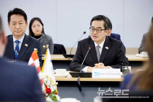 김동연 지사가 6일 경기도청 서희홀에서 열린 네덜란드 노르트브라반트주 대표단 면담에서 인사말을 하고 있다./사진=경기도