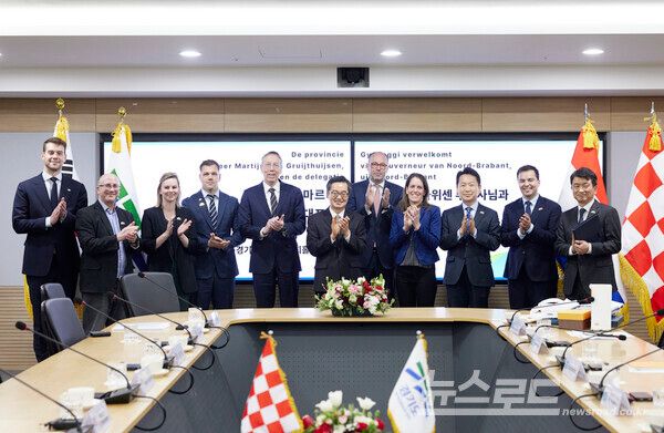 경기도청 서희홀에서 김동연 경기도지사가 마르테인 반 그뢰위트하위센(Martijn Van Gruijthuijsen) 노르트브라반트주 부지사(Vice governor)와 주한 네델란드 대사 등 주요인사들과 함께 기념촬영을 하고 있다./사진=경기도