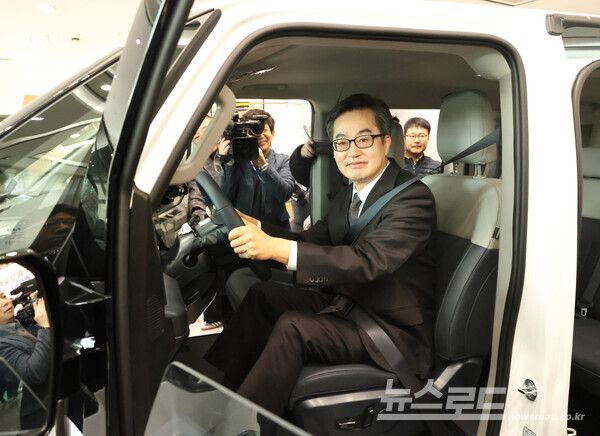 김동연 경기도지사가 6일 오토랜드 화성에서 기아 PV5 신차를 시승하고 있다.