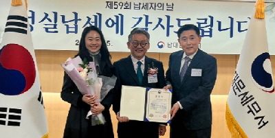 박종필 PAA그룹 대표이사가 국세청으로부터 모범 납세자 표창을 받고 있다. [사진=PAA그룹]