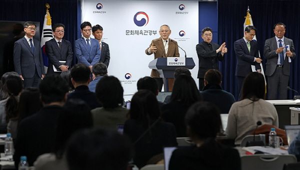 유인촌 장관이 2035년까지 중장기 문화비전, ‘문화한국 2035’를 발표하고 있다. [사진=문화체육관광부]