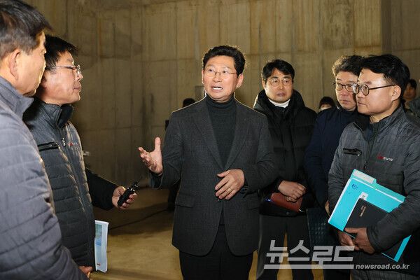 이상일 용인특례시장이 경남아너스빌 디센트 건설 현장을 방문해 상황을 살피고 있다./사진=용인시