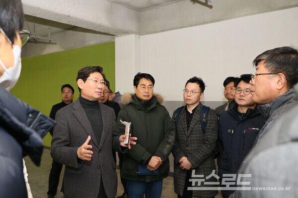 이상일 용인특례시장이 경남아너스빌 디센트 건설 현장에서 누수가 지적된 지하 주차장을 둘러보고 있다./사진=용인시