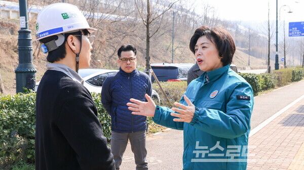 신계용 시장이 1일 과천지식정보다운 송전선로 지중화사업 공사 현장을 방문해 신속한 공사 추진을 당부하고 있다./사진=과천시