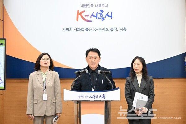 시흥시농업기술센터 김익겸 소장은&nbsp;1일 시청 브리핑룸에서 언론브리핑 연꽃테마파크 명소화 전략을 발표하고 있다./사진=시흥시