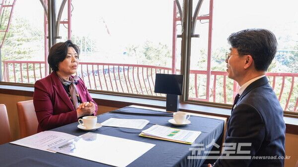 신계용 시장(좌)이 1일 김완섭 환경부 장관(우)에게 지식정보타운 내 단설중학교 신설 추진에 대한 협조를 요청하고 있다./사진=과천시