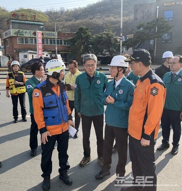 김성중 부자사가 사고 현장을 방문해 상황설명을 듣고 있다./사진=경기도&nbsp;
