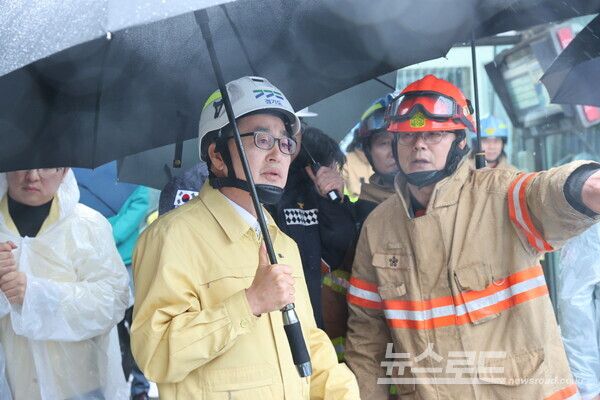 김동연 지사가&nbsp;12일 오후 광명 신안산선 붕괴 사고 현장 방문해 사고상황을 점검하고 있다./사진=경기도