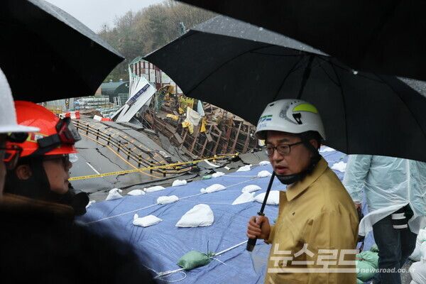 12일 오후 김동연 경기도지사가 광명 신안산선 붕괴 사고 현장 방문하여 사고상황을 점검하고 있다./사진=경기도