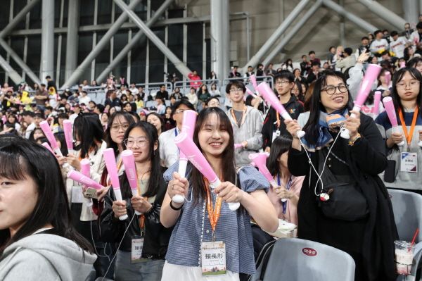 응원봉을 들고 응원하는 대만 학생들 [사진=한국관광공사]
