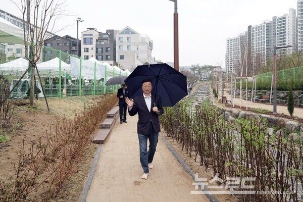 신상진 성남시장이 대장지구 맨발 흙길 개장식에 참석해 흙길을 걷고 있다./사진=성남시