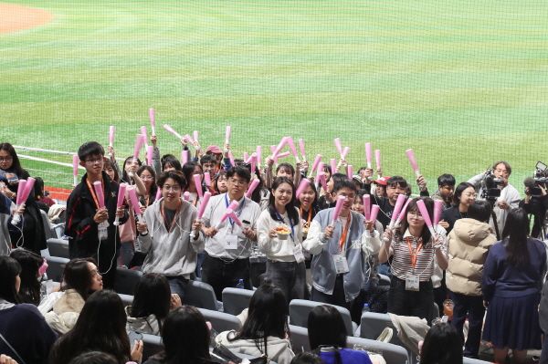 응원봉을 들고 응원하는 대만 학생들 [사진=한국관광공사]