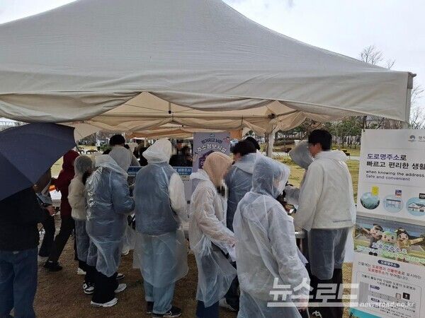 평택시 토지정보과가 지난 13일 꽃나들이 행사에 참여한 시민들에게 도로명을 홍보하고 있다./사진=평택시&nbsp;