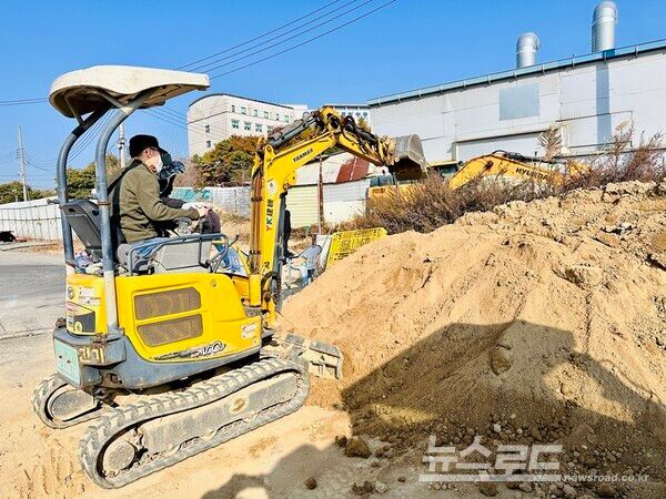 지난해 안양시 맞춤형 기능인력 양성사업 소형굴삭기 실습 모습./사진=안양시