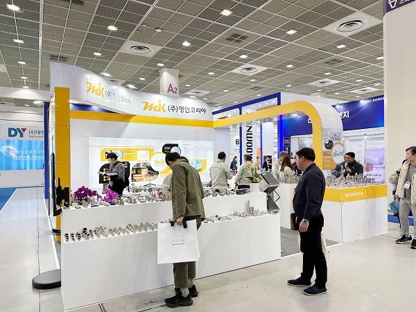2025 대한민국 기계설비전시회에 참가한 명인코리아 부스 전경.