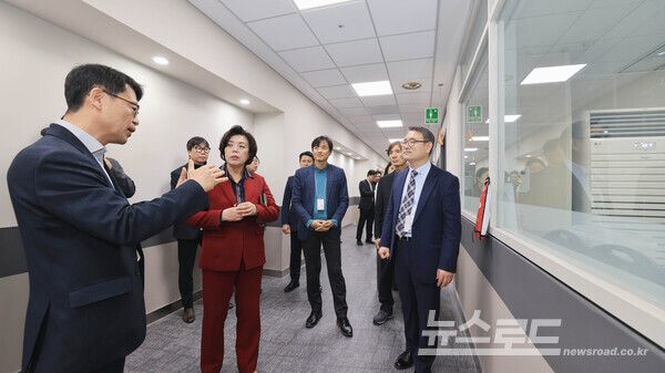 신계용 시장이LG에너지솔루션 대전연구소를 방문해 전시장을 둘러보고 있다./사진=과천시
