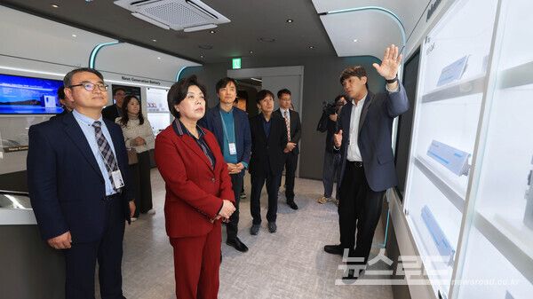 신계용 시장이LG에너지솔루션 대전연구소를 방문해 전시장을 둘러보고 있다./사진=과천시