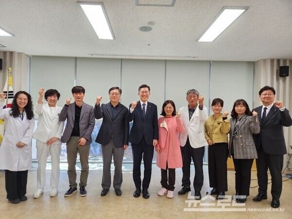 경기도의요원 의정부병원이 경기도립노인전문 동두천병원과 진료협력을 위한 간담회를 개최하고 기념촬영을 하고 있다./사진=경기도의료원