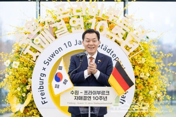 이재준 시장이 프라이부르크시 대표단을 환영하며 웃고 있다./사진=이재준 시장 페이스북