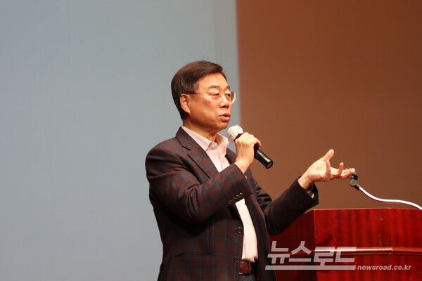 신상진 시장이 성남시분당시니어클럽 노인일자리 참여자 소양교육에서 인사말을 하고 있다./사진=성남시