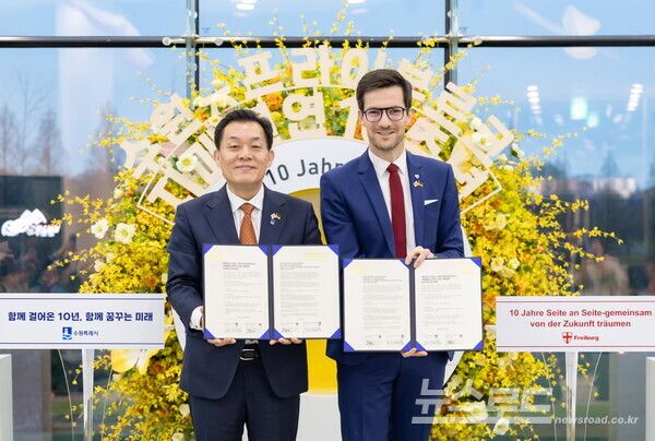 이재준 수원시장(왼쪽)과&nbsp;마르틴 호른 프라이부르크시장이 협약 체결 후 기념촬영을 하고 있다./사진=이재준 시장 페이스북&nbsp;