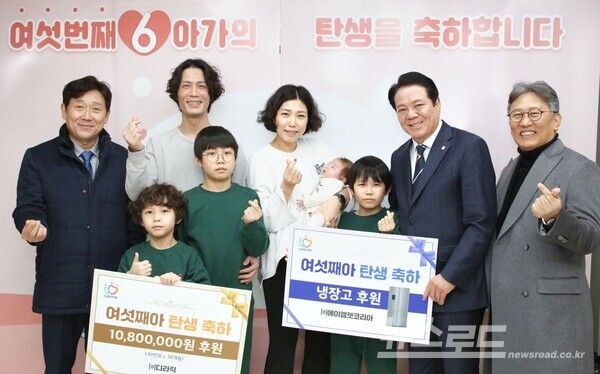 최대호 시장이 다자녀 출생가정의 여섯아가의 탄생을 축하하고 있다./사진=최대호 시장 페이스북