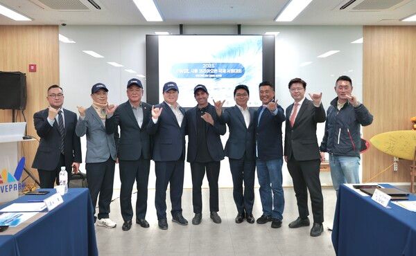 ‘2025 WSL(월드서프리그·World Surf League) 시흥코리아오픈 국제서핑대회’ 간담회 참석자들이 기념촬영을 하고 있다./사진=시흥시