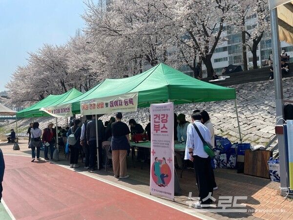 경기도의료원 의정부병원이 노인들의 만성질환 예방과 신체 활동 증진을 위한 노르딕 워킹 체험을 진행하고 있다./사진=경기도의료원&nbsp;