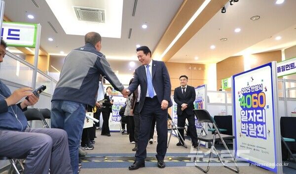 최대호 시장이 박람회에 참석한 구직자와 인사를 나누고 있다./사진=최대호 시장 페이스북