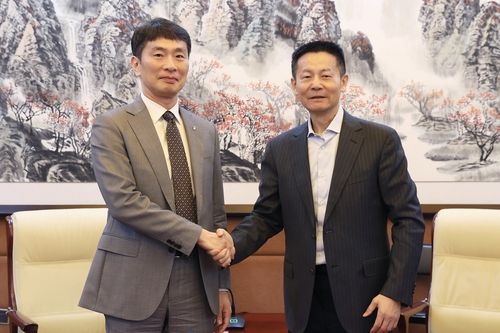 (왼쪽부터) 이복현 금융감독원장, 우 칭 중국 증권감독관리위원회 주석/연합뉴스