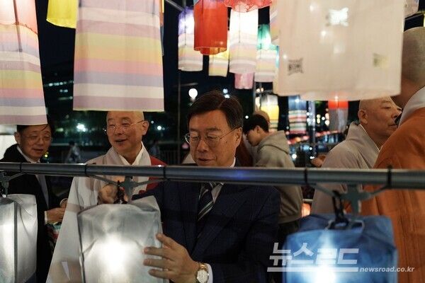 신상진 성남시장이 연등행사에 참여하고 있다./사진=성남시