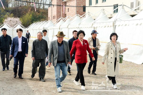 이천시도자기축제추진위원장 김경희 시장이 지난 16일 제39회 이천도자기축제 행사장 사전점검을 실시하고 있다./사진=이천시