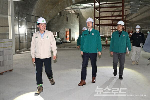 이민근 시장이 신안산선 복선전철 안산 구간 공사 현장 특별 안전 점검을 실시하고 있다./사진=안산시