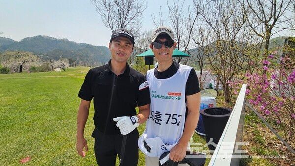 DB손해보험과 한국프로골프투어가 주최·주관한 제20회 DB손해보험 프로미 오픈이 18일 강원도 춘천 라비에벨 골프앤리조트에서 대회 2라운드가 열리고 있는 가운데, 스폰서의 역대 우승자(2011년 우승) 초청으로 출전 기회를 잡은 김도훈752(38)이 오후 1시 20분 티샷을 마쳤다. 골프클럽 타이틀리스트, 골프공 프로V1, 액세서리 용품 풋조이(FJ) 등의 골프브랜드를 이끄는 아쿠쉬네트 컴퍼니의 한국지사인 아쿠쉬네트 코리아 최인용 대표가 김도훈의 1일 캐디로 나섰다. 사진은 김도훈 프로(왼쪽)와 아쿠쉬네트 코리아 최인용 대표(오른쪽)가 라비에벨 골프앤리조트 올드코스에서 티샷 전 기념 촬영하는 모습. 2025.04.18. nimini73@daum.net 사진 이민희 기자