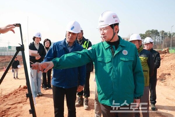 이상일 시장이&nbsp;&nbsp;'용인 Farm&Forest타운' 조성사업 현장을 점검하고 있다./사진=용인시
