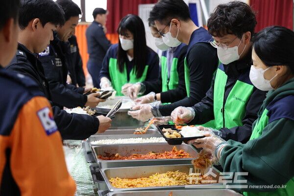 SH공사 임직원들이 산불 진화 현장을 찾아 봉사활동을 펼치는 모습 [사진=SH공사]