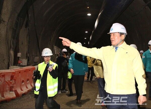 최대호 시장이 지난&nbsp;18일 점검반과 함께 인덕원동탄선 제1공구의 안전점검을 실시하고 있다./사진=안양시