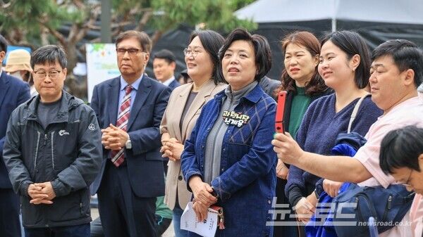 신계용 시장이 2025 장애공감축제 '장애, 비장애 걷기대회'에서 열리는 프로그램을 참관하고 있다./사진=신계용 시장 페이스북