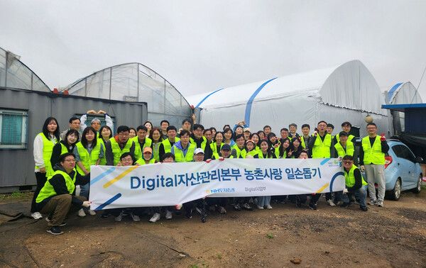 ) NH투자증권 디지털자산관리본부 임직원 74명이 농촌봉사활동을 실시했다. 지난 19일 경기도 김포 고촌 허브농가에서 잡초 제거와 모종 심기 활동을 실시한 디지털자산관리본부 임직원들이 봉사 후 기념촬영을 하고 있다./사진제공=NH투자증권